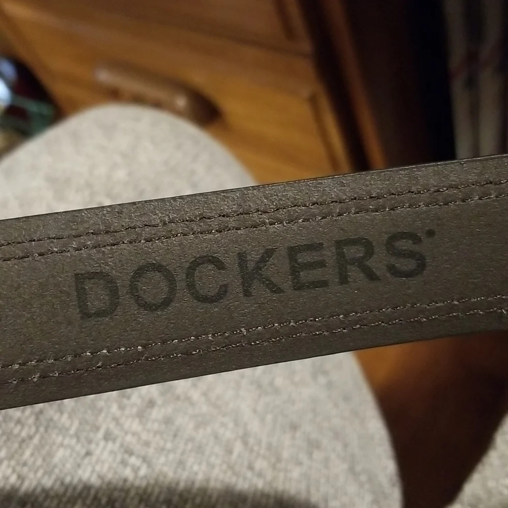 Dockers brown leather belt size 40 NWOT, unisex